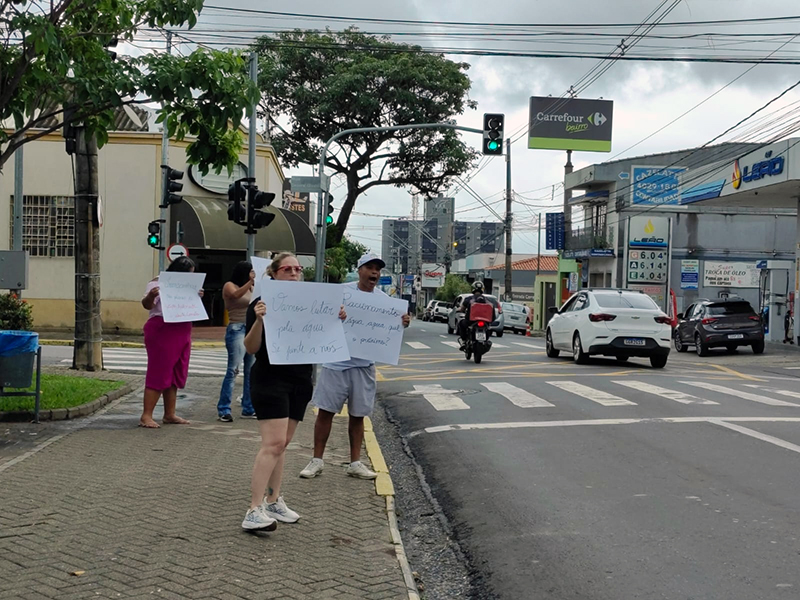 Leia mais sobre o artigo Ato contra falta de água em Salto, organizado pela internet, reúne cerca de 20 ou 30 pessoas
