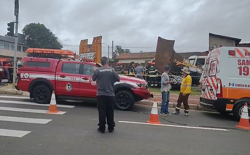 Leia mais sobre o artigo Trator transportado cai sobre carros em Indaiatuba: dados preliminares apontam 14 feridos e 1 morto