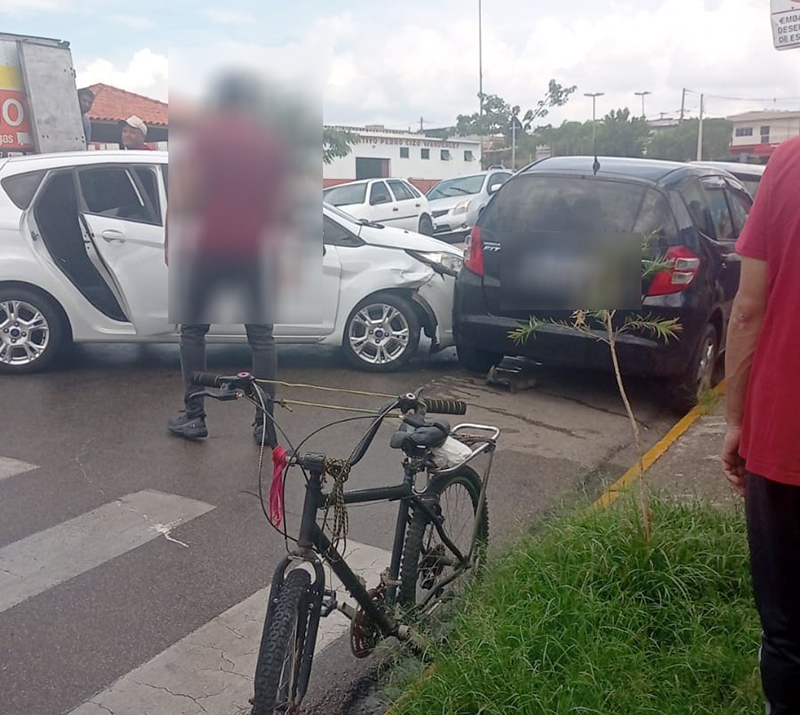 Motorista embrigado bate em dois carros perto de creche em Salto