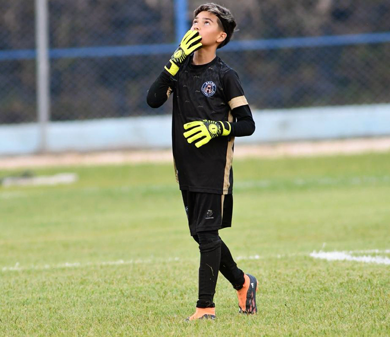Leia mais sobre o artigo Vitor é goleiro do Salto FC e praticamente “dorme” com a bola desde os 4 anos