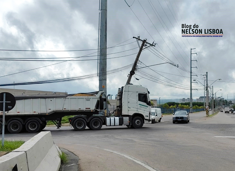 Leia mais sobre o artigo Último poste da Avenida Nações Unidas, perto da TMD, é avariado e complica tudo