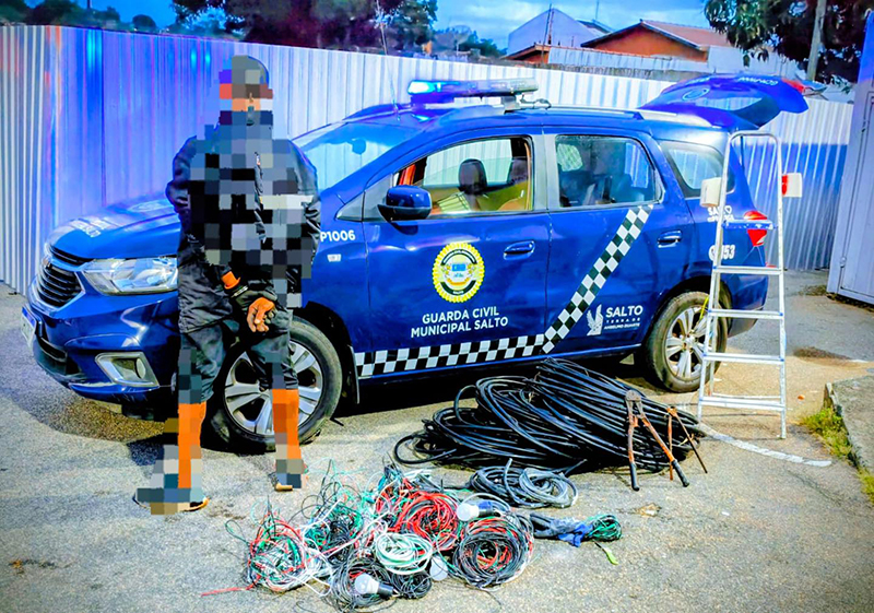 Leia mais sobre o artigo Homem é flagrado e preso pela GCM durante furto de fios em indústria de Salto