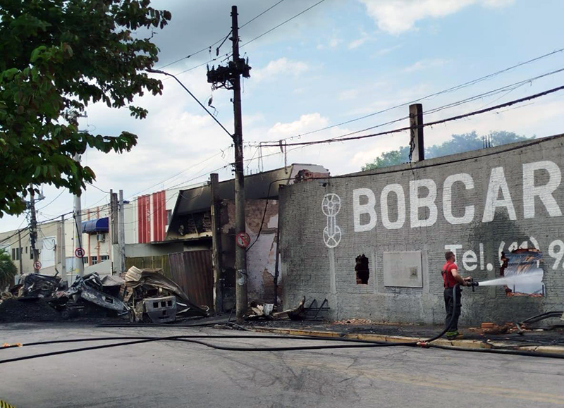 Leia mais sobre o artigo Empresa incendiada teve domingo de limpeza, rescaldo e perícia; 4 cães do imóvel morreram