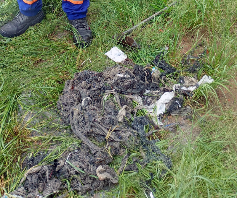 Despejo irregular de estopa na rede esgoto tem causado problemas na região do Santa Cruz em Salto