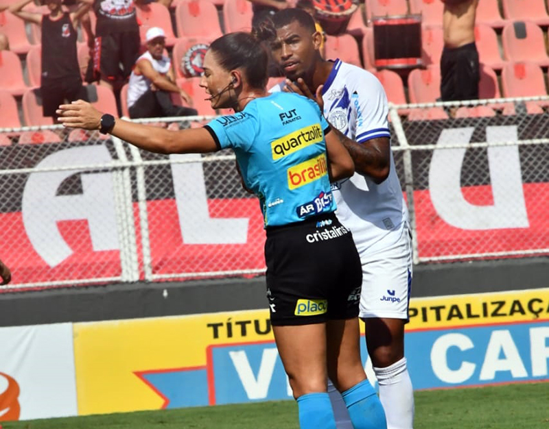 Árbitra da Fifa conduziu jogo com seis gols no Novelli Jr em Itu