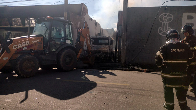 Empresa foi praticamente destruídas pelas chamas na madrugada do dia 8