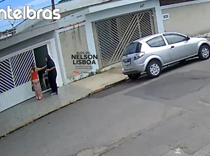 Dupla entrando na casa da idosa que perdeu 30 mil reais no golpe 
