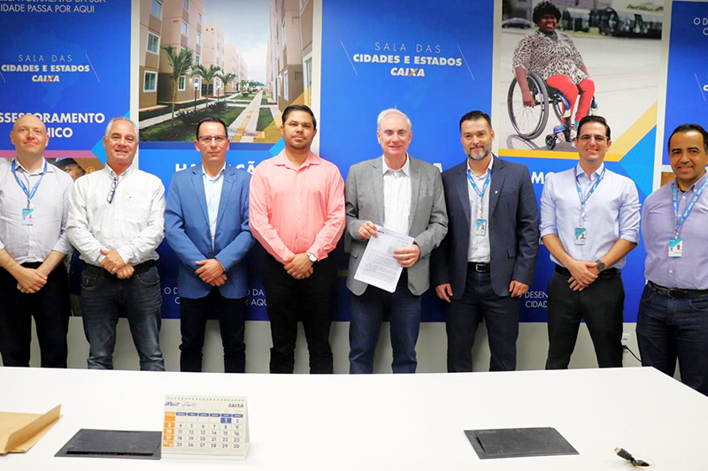 Autoridades locais e equipe da CEF após assinatura do financiamento para Salto