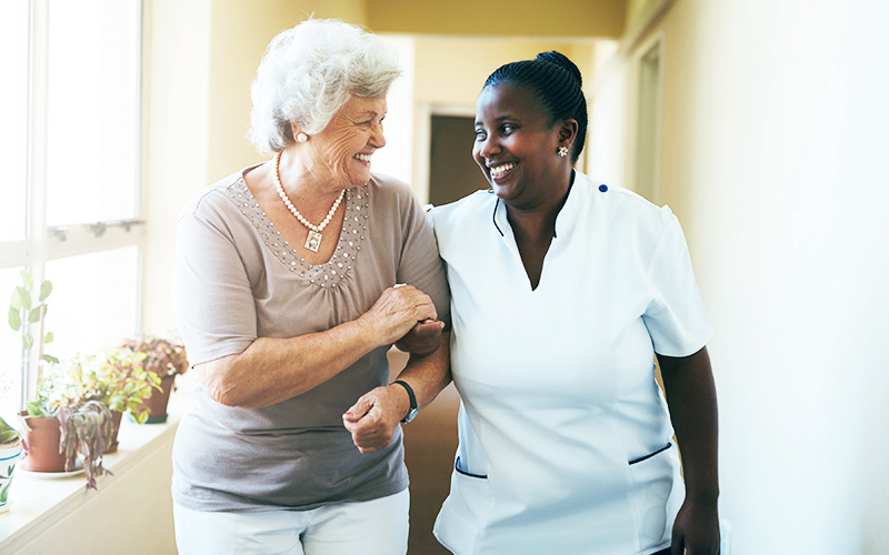 Cuidador de idoso certificado é um profissional altamente procurado hoje