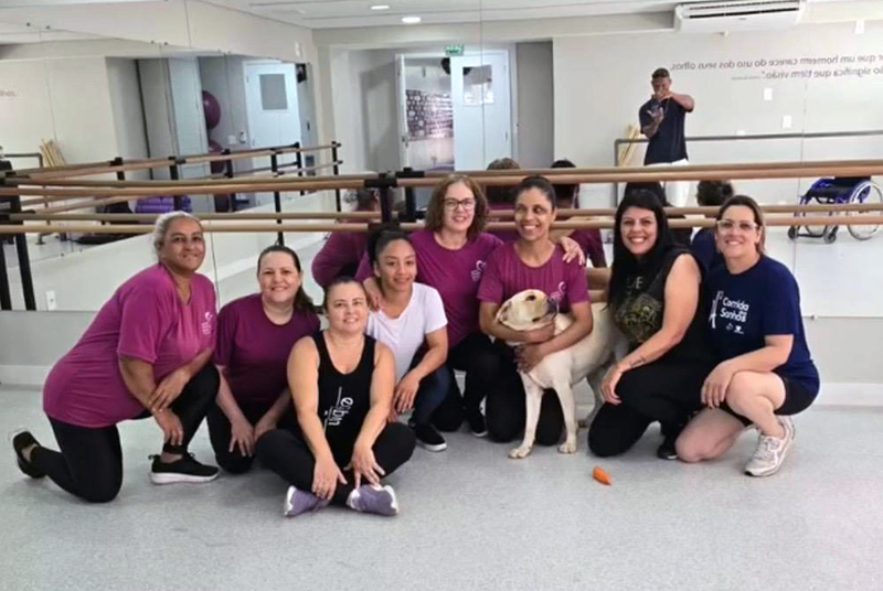 Gisele tem 47 anos e dá aulas de dança e encontrou no cão-guia a autonomia que precisava