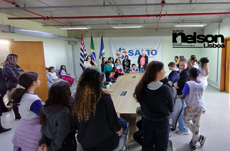 Alunos da rede municipal visitam Paço Municipal em Salto-SP