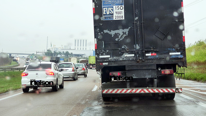 tráfego na SP-75 complica ainda mais em dia de chuva e devido ao excesso de caminhões em Salto-SP