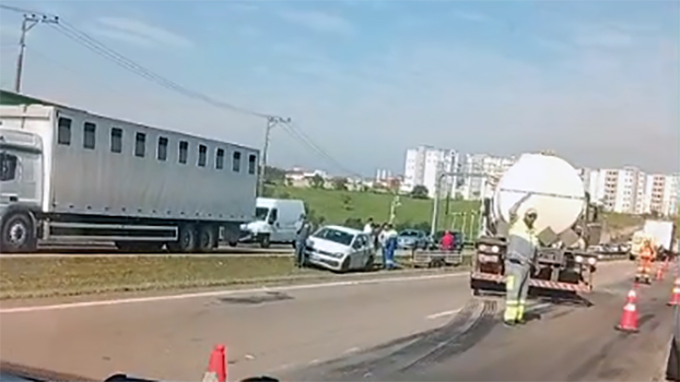 Colisão envolveu 2 caminhões e uma caminhonete na SP-75 em Salto