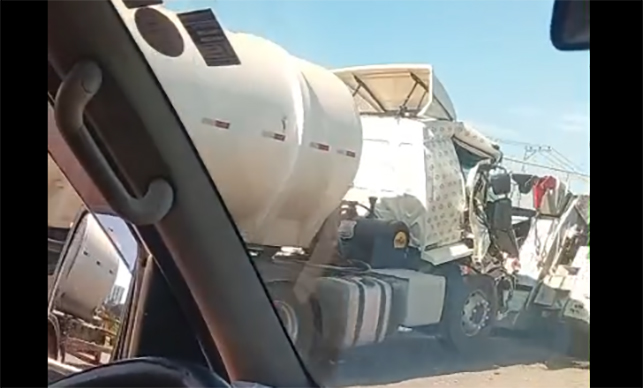Leia mais sobre o artigo Colisão entre caminhões e carro é registrada na SP-75, em Salto