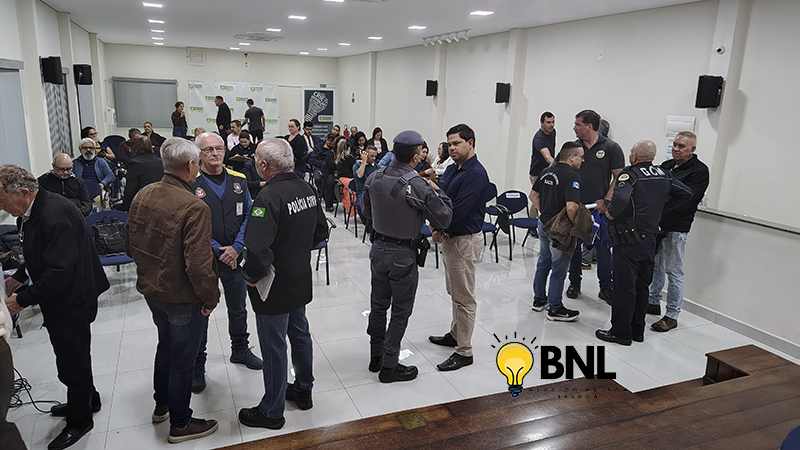 encontro reuniu dezenas de pessoas na Associação Comercial de Salto