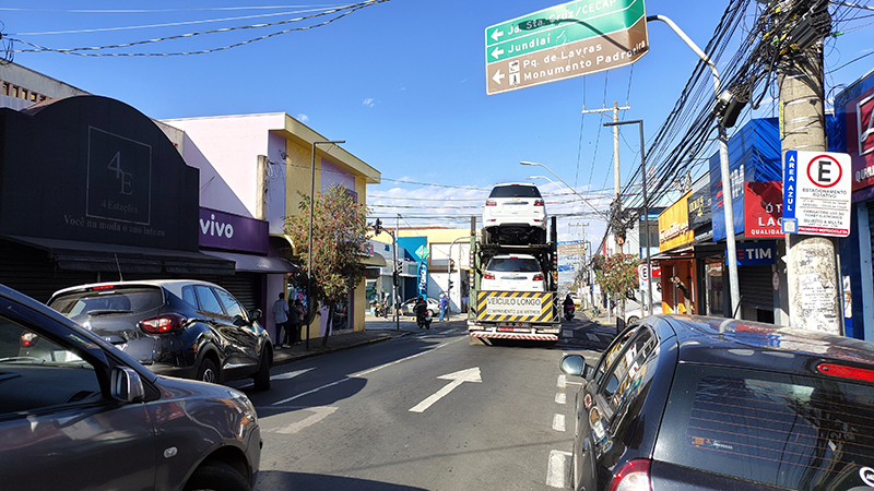 tráfego de grandes carretas impacta o trânsito da cidade de Salto