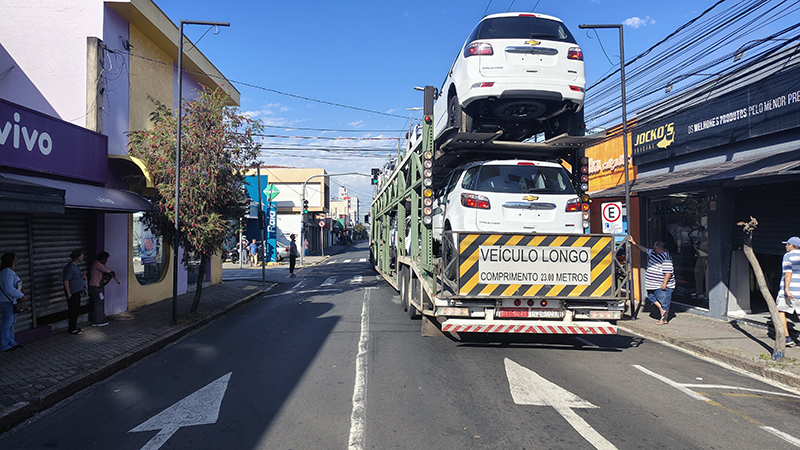 tráfego de grandes carretas impacta o trânsito da cidade de Salto