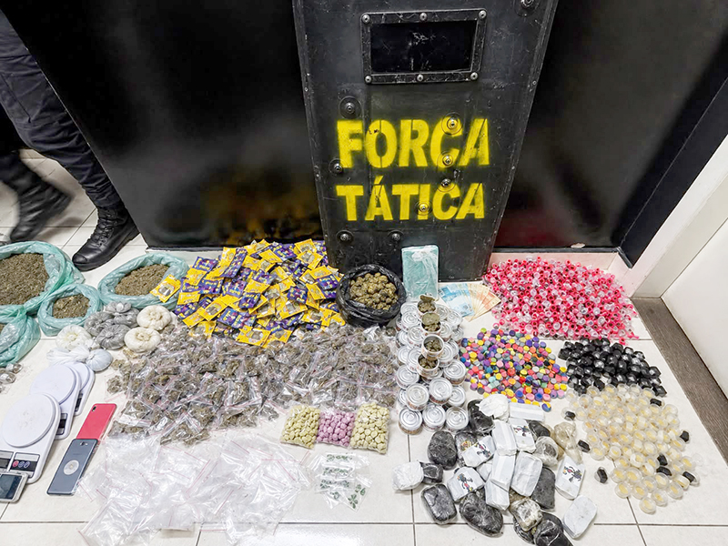 Força Tática da PM prende 3 em 2 pontos de drogas estourados