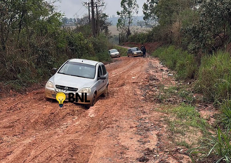 Leia mais sobre o artigo Após chuvas, buracos castigam vias públicas rurais e urbanas e população de Salto sofre