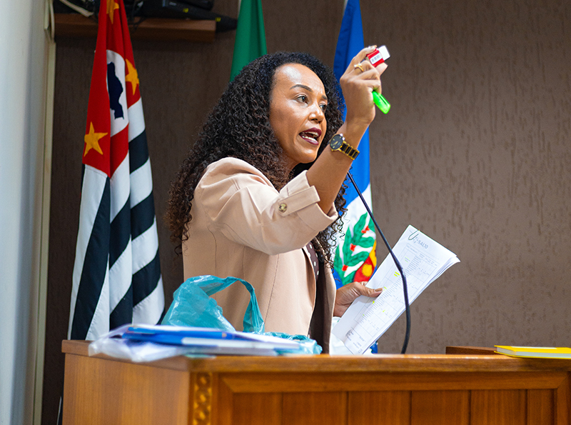 TCE avança na análise da denúncia da vereadora Grazi sobre materiais escolares