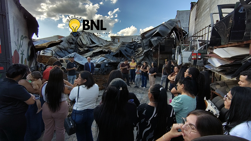 Empresário em momento de oração com amigos em sua empresa em Salto