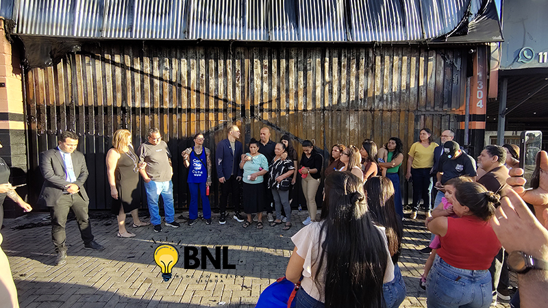 Empresário em momento de oração com amigos em sua empresa em Salto