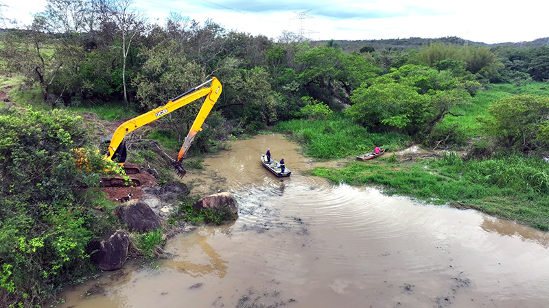 Ribeirão Pirai em Salto passa por limpeza e dragagem do fundo